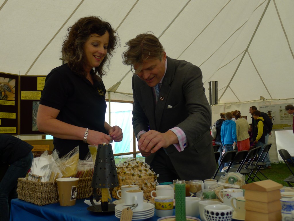 Lord Carnarvon chooses a bee for his candle